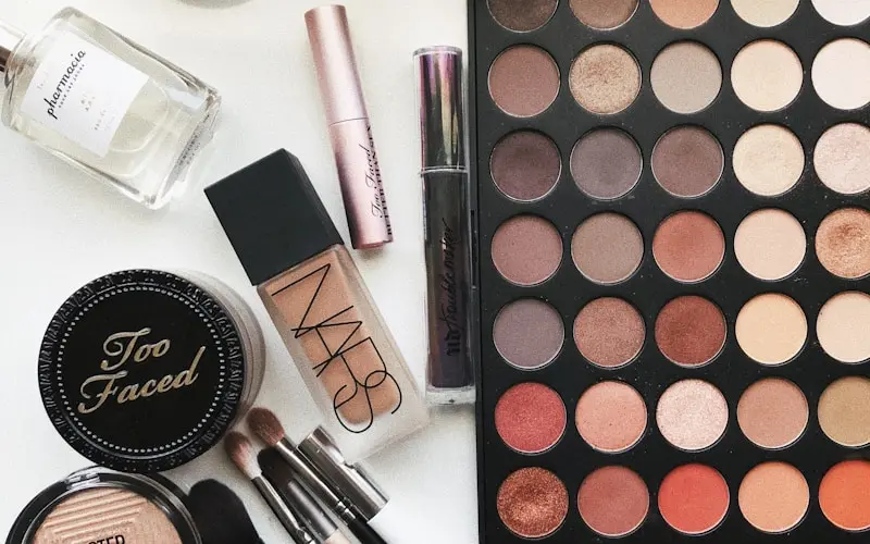 أساسيات المكياج للمبتدئات: دليلك الكامل خطوة بخطوة